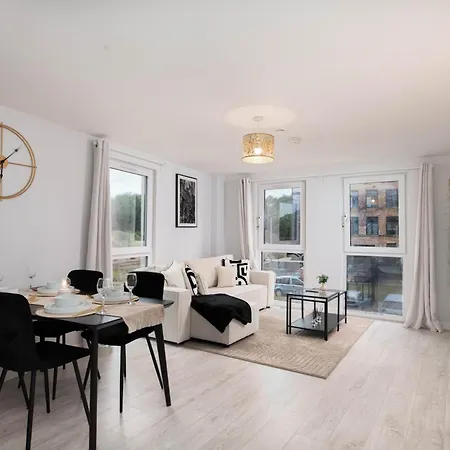 Dock Luxury Escape, Sleeps 8 With Free Parking Apartment
