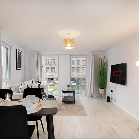 Apartment Dock Luxury Escape, Sleeps 8 With Free Parking *