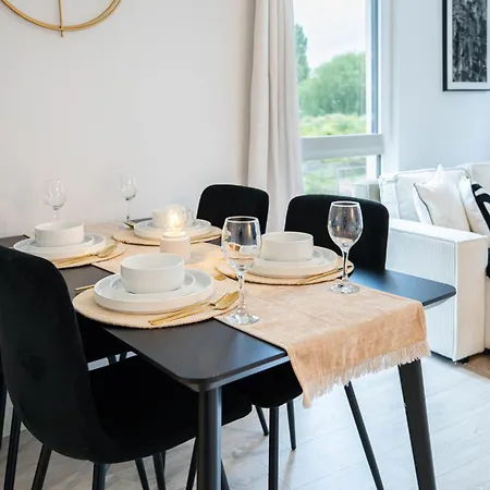 Dock Luxury Escape, Sleeps 8 With Free Parking Apartment