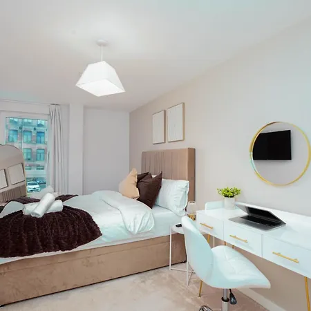 Dock Luxury Escape, Sleeps 8 With Free Parking Apartment *