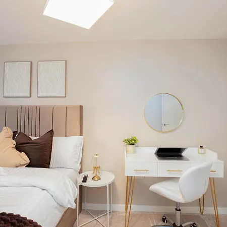 Dock Luxury Escape, Sleeps 8 With Free Parking *