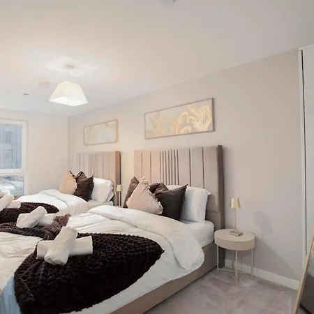 Apartment Dock Luxury Escape, Sleeps 8 With Free Parking