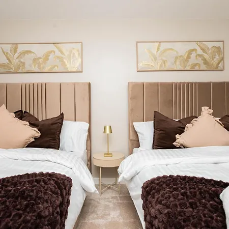 Dock Luxury Escape, Sleeps 8 With Free Parking Leeds (West Yorkshire)