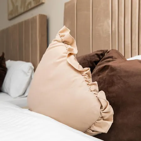 Dock Luxury Escape, Sleeps 8 With Free Parking Apartment Leeds (West Yorkshire)
