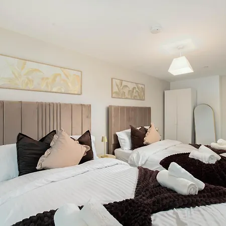Dock Luxury Escape, Sleeps 8 With Free Parking Apartment *