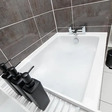 Apartment Dock Luxury Escape, Sleeps 8 With Free Parking *